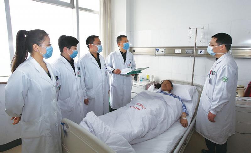 两腺外科张明查房.jpg